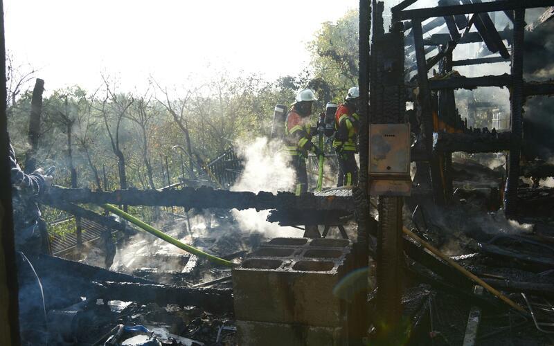 Lichterloh brannte die Hütte, als die Feuerwehr eintraf. GB-Foto: SDMG/Dettemneyer
