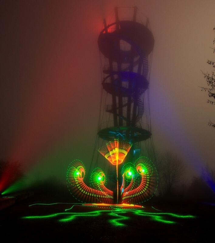 Lichtmalerei am Schönbuchturm bei Nacht und Nebel. Von Natalie Politz.