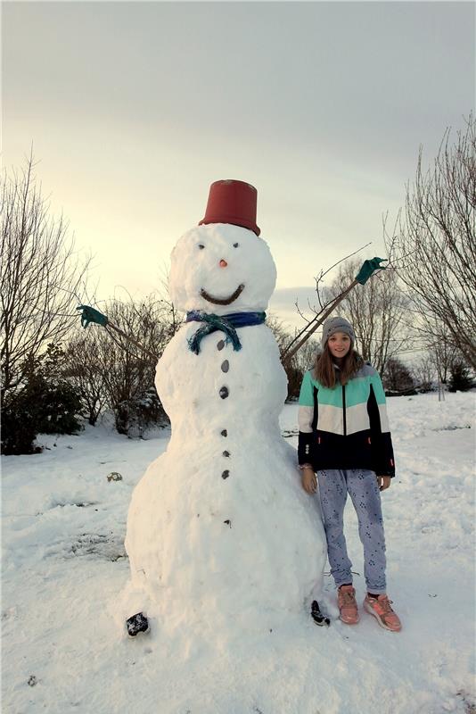 "Lieben Dank, Frau Holle!", sagen Nele und ihr Schneemann, wie Margret Bersteche...