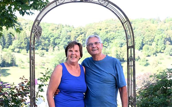 Lieben ihren großen Garten: Lore und Helmut Röhm, die heute in Sulz am Eck ihr 50. Ehejubiläum begehen.GB-Foto: Holom