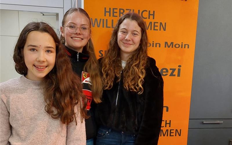 Lilly (von links), Celina und Marielle haben ihre kleine Bäckerei Sehne der echten Bäckerei Sehne übergeben und wurden dafür reichlich mit Gutscheinen belohnt. GB-Foto: gb