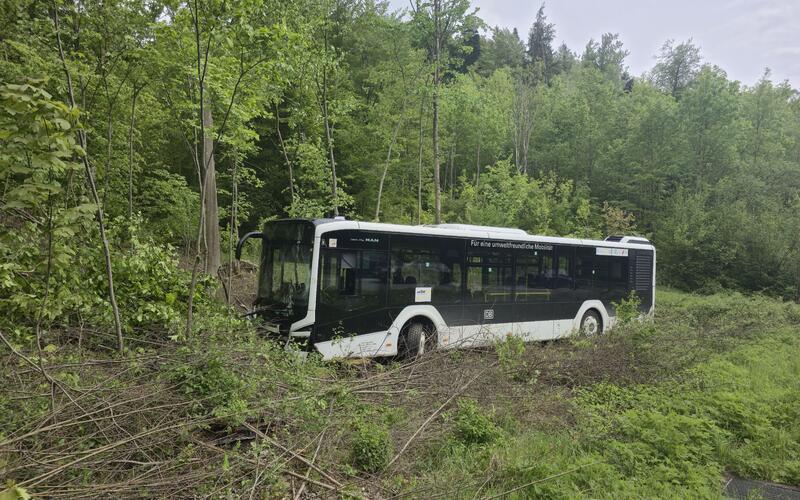 Linienbus streift Laster und zwei Autos und schlittert in Grünstreifen