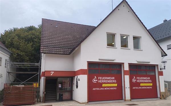 Links vom Feuerwehrhaus, wo derzeit ein Gerüst steht, soll nach dem Willen der Mönchberger Feuerwehr ein Carport für ihren neuen Mannschaftstransportwagen errichtet werden. GB-Foto: Straub