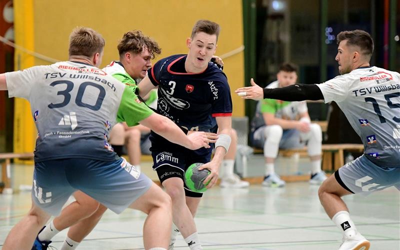 Linkshänder Alexander Zürn (rechts) war mit sechs Feldtoren beim Auswärtsspiel inOppenweiler einmal mehr bester Werfer der SG H2Ku Herrenberg II. GB-Foto: Holom