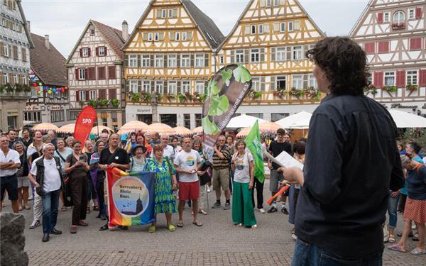Linus Alward hält am Marktplatz eine mitreißende Rede auf der Mahnwache von CSD und „Herrenberg bleibt bunt“. GB-Foto: Schmidt