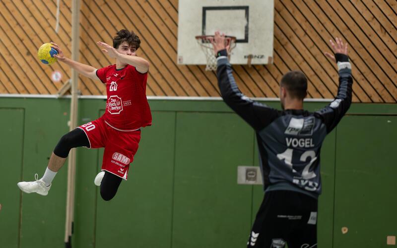 Linus Kretschmann versucht über Linksaußen das Leder an TVN-Keeper Marc Vogel vorbeizuziehen. GB-Foto: Eibner/Andreas Ulmer