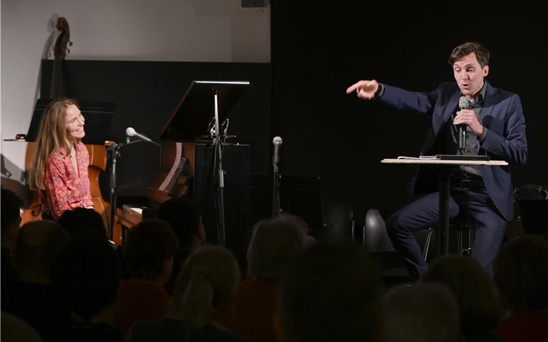 Literarisch-musikalischer Streifzug durch stille Nächte: Sophia Oster und Oliver Dermann in der Villa Schwalbenhof.GB-Foto: Holom