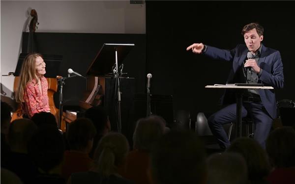Literarisch-musikalischer Streifzug durch stille Nächte: Sophia Oster und Oliver Dermann in der Villa Schwalbenhof.GB-Foto: Holom