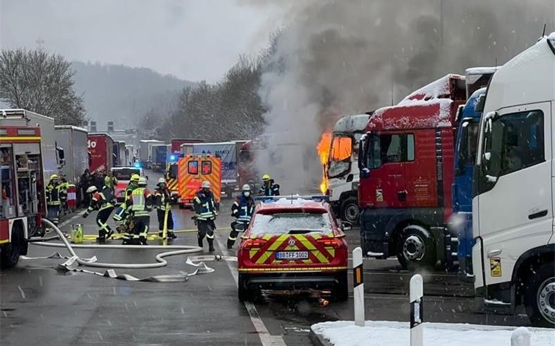 Lkw-Brand an der AutobahnrastanlageGB-Foto: Feuerwehr Herrenberg