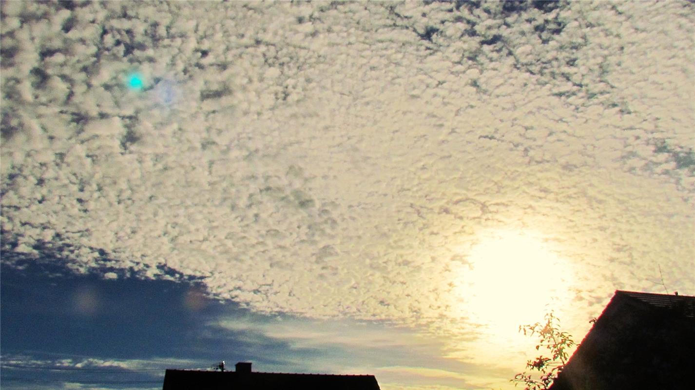 Locker flockiger Abendhimmel.  Von Frank Winter aus Nebringen.