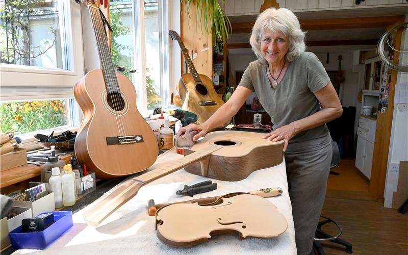 Löcher flicken, abgekrachte Köpfe ankleben, Risse in der Zarge ausbessern: Mit Schäden an Gitarren kennt Ulrike Stahl sich aus. In „Ullis Gitarrenwerkstatt“ repariert die Entringerin seit 2011 Instrumente, will aber in absehbarer Zeit in Rente gehen.GB-Fotos: Holom