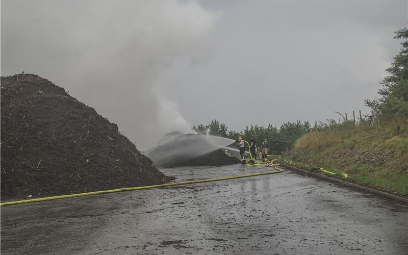 Brand auf Böblinger Häckselplatz ausgebrochen Löscharbeiten am Häckselplatz in Böblingen GB-Foto: SDMG/Dettenmeyer