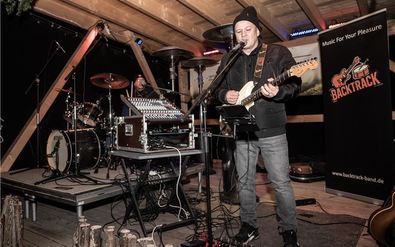 Lorant Magyar an der Gitarre und Chris Seeger am Schlagzeug heizten als Duo „Backtrack“ im Winterdorf ein. GB-Foto: Schmidt