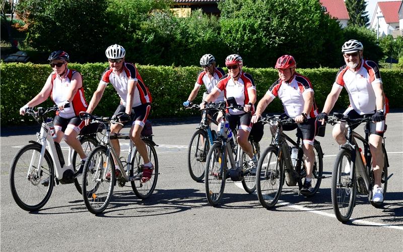 Los geht’s: Die Bondorfer Pedelec-Gruppe vom Sportverein tritt in die PedaleGB-Foto: Holom