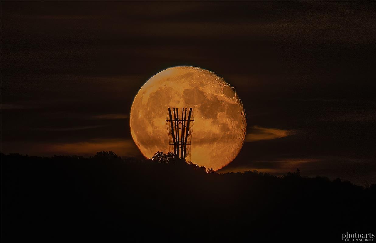 Losgezogen um den Erntemond mit dem Schönbuchturm gemeinsam abzubilden war das Z...