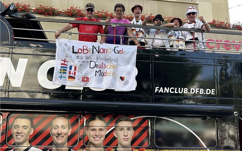 Lothar Binder (ganz links) mit seinen Kumpels Hardy, Andi, Fanbus-Fahrer Manfred, Isabelle und Edi auf dem DFB-Fanbus in St. Gallen. GB-Foto: gb