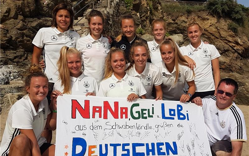 Lothar Binder (rechts) mit deutschen Spielerinnen am Rande der U-20-Weltmeisterschaft 2018 in Frankreich. Einige gehören heute zur deutschen Frauen-Nationalmannschaft. GB-Foto: gb