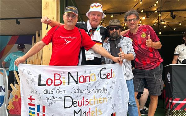 Lothar Binder und seine Fan-Kollegen (von links) Edmund Kainer, Fanbus-Fahrer Manfred und „Hardy radelt“ GB-Foto: gb