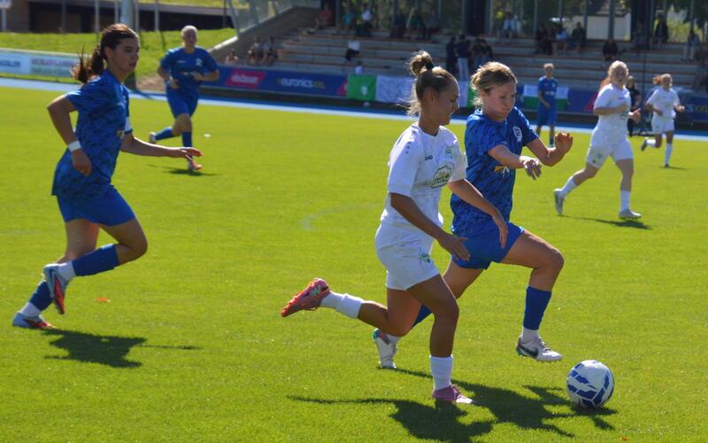 Lotta Brunnenmiller (links) und ihre Mitspielerinnen vom VfL Herrenberg bekleckerten sich im Pokalspiel bei den VfL Sindelfingen Ladies nicht mit Ruhm, siegten am Ende aber doch noch standesgemäß mit 3:1 nach Verlängerung. GB-Foto: Zvizdiç