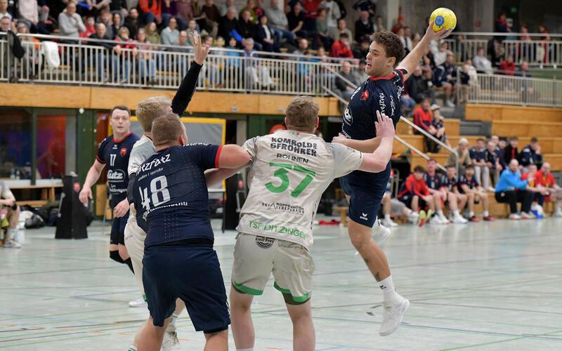 Louis Eckert (am Ball) konnte mit zehn Treffern glänzen. GB-Foto: Holom