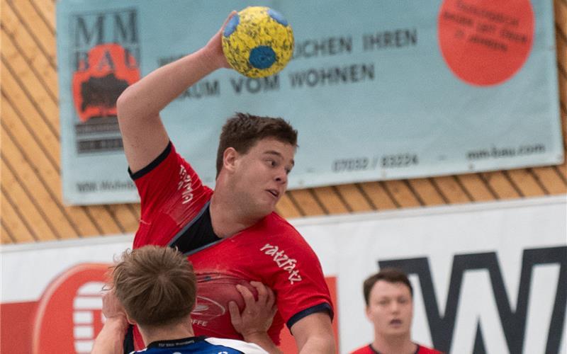 Louis Eckert (beim Wurf) war mit 13 Treffern der beste Torschütze der SG H2Ku Herrenberg II in der Fellbacher Zeppelinhalle. GB-Foto (Archiv): Vecsey