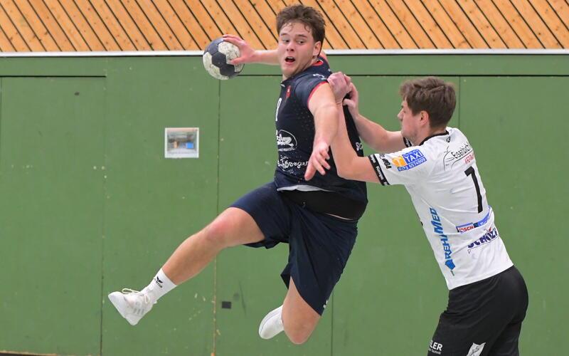 Louis Eckert kommt unter Bedrängnis zum Abschluss. GB-Foto: Gebhardt