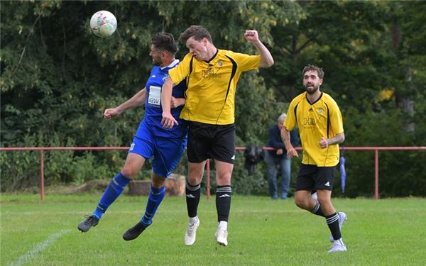 Louis Mehl (Mitte) ebnete Deckenpfronn mit seinem Kopfballtor zum 2:1 den Weg zum Sieg gegen Oberjesingen. GB-Foto: Gebhardt