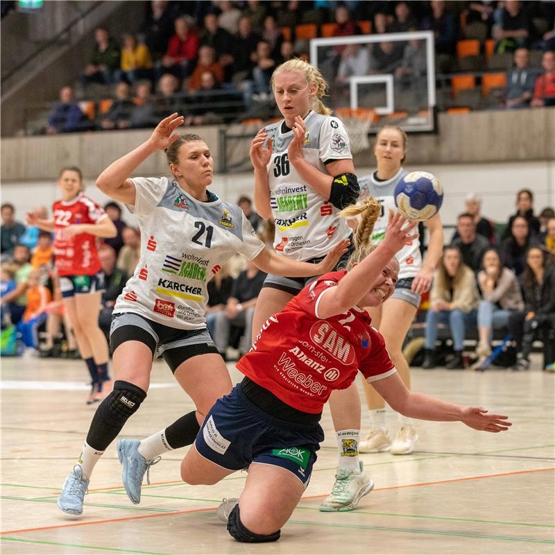 Louisa de Bellis (VfL Waiblingen #21), Vivien Jaeger (VfL Waiblingen #36) und St...