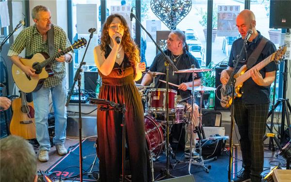 „Love unlimited“: Die Band Huge spielt im Herrenberger Eiscafé La Piazza. GB-Foto: Vecsey