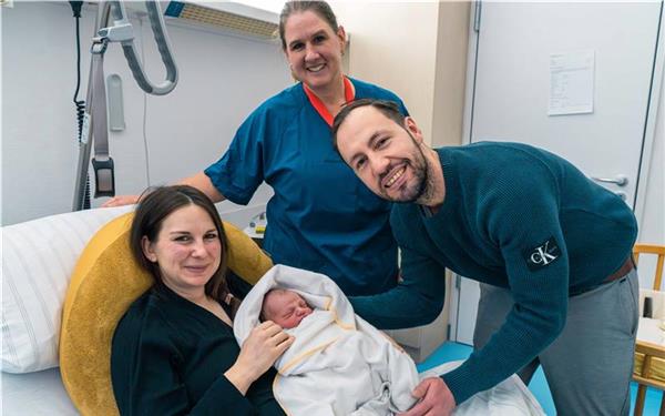 Luca Furtwengler wurde um 9.14 Uhr am Neujahrsmorgen in der Böblinger Klinik geboren und ist das erste Kind von Jana Furtwengler (32) und Jonas Bauer (33) aus Ehningen. Insgesamt sind am Donnerstag sieben Neujahrsbabys in Böblingen auf die Welt gekommen. Mit auf dem Bild ist noch Krankenschwester Heike Ulmer.GB-Foto: Dettenmeyer