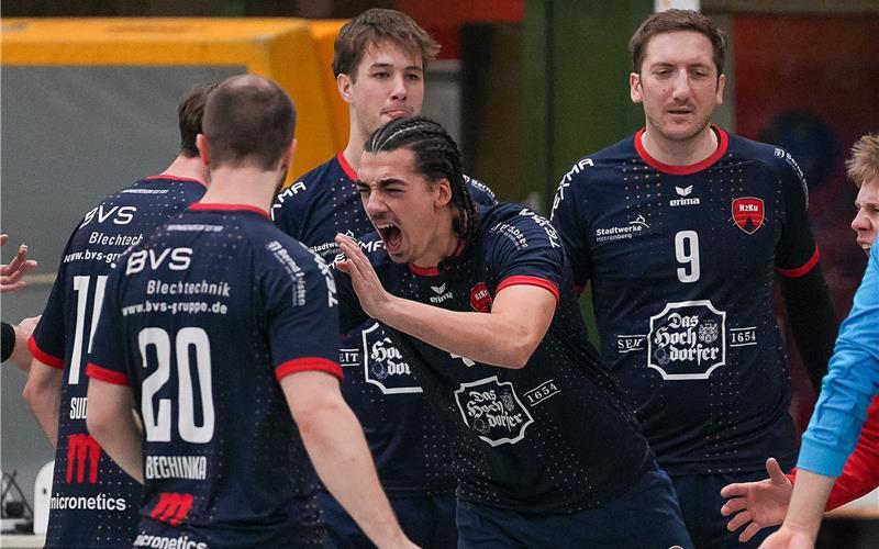 Luca Kälbly (Mitte) bleibt bei der SG H2Ku. GB-Foto: Eibner