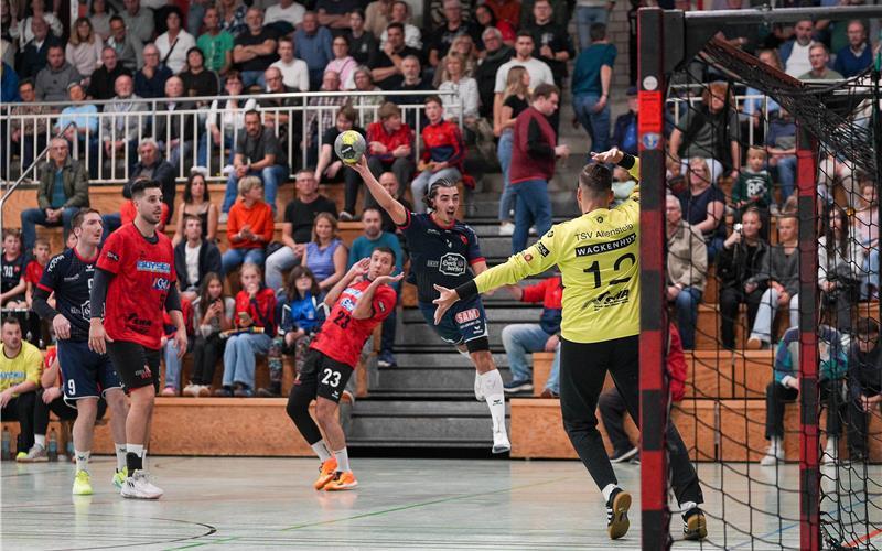 Luca Kälbly (am Ball) hat sein Wurf-Repertoire ausgebaut. GB-Foto: Eibner/La Rocca