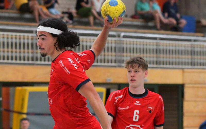 Luca Kälbly sucht den Abschluss: Die SG H2Ku Herrenberg leistete sich im Angriff einige Schwächen. GB-Foto: Gebhardt