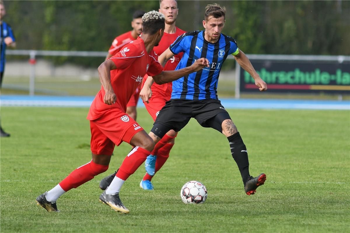 Luca Kravoscanec (VfL Nagold #11) gegen Ruben Reisig (SSV Reutlingen #71)  Fussb...