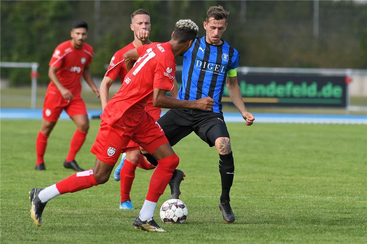 Luca Kravoscanec (VfL Nagold #11) gegen Ruben Reisig (SSV Reutlingen #71)  Fussb...