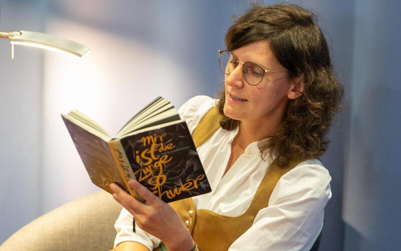 Lucia Leidenfrost liest aus ihrem Buch.  GB-Foto: Vecsey