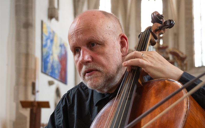Ludwig Frankmar spielt Cello in der Michaelskirche in Entringen.GB-Foto: Schmidt