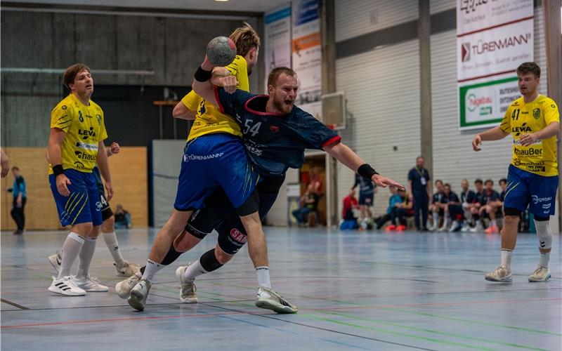 Luis Hönninger (SV Leonberg/Eltingen) versucht am Kreis SG-Angreifer Nik Wittke zu stoppen. GB-Foto: Eibner/Silas Kunz