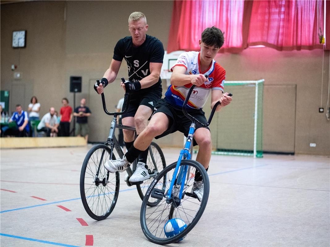 Luis Mueller (RV Gaertringen 2) im Zweikampf mit Kai Kraft (RSV Krofdorf), RV Ga...