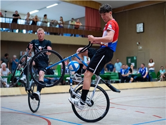 Luis Mueller (RV Gaertringen 2) trifft das Tor, RV Gaertringen 2 vs RSV Krofdorf, GER, Radball 2. Bundesliga Süd, Turnier zur Qualifikation zur Aufstiegsrunde, 1. Spieltag, Spielzeit 2023, 01.07.2023Foto: Eibner-Pressefoto/Michael Memmler