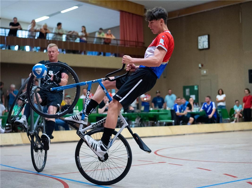 Luis Mueller (RV Gaertringen 2) trifft das Tor, RV Gaertringen 2 vs RSV Krofdorf...