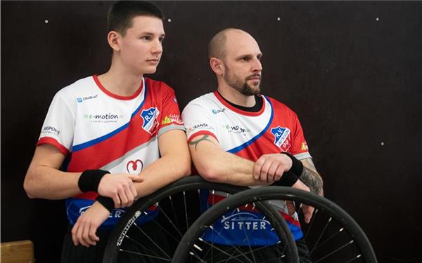 Luis Müller (links) traf im Auftaktspiel gleich zwei Mal, damit zeigte sich auch Teamkapitän Kai Schäfer zufrieden. GB-Foto: Schmidt