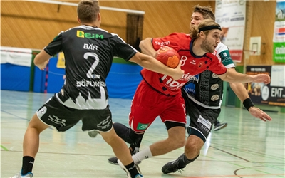 Lukas Baer (TSG Soeflingen #02) und Yannik Schopp (SG H2Ku Herrenberg #08), SG H2Ku Herrenberg - TSG Soeflingen, Handball, Oberliga BW, Saison 2020/2021, 17.10.2020, Foto: EIBNER/DROFITSCH