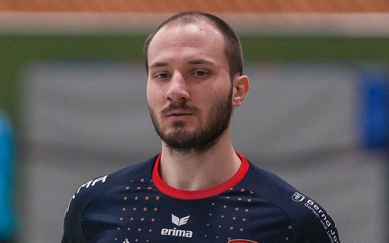 Lukas Bechinka muss eventuell die Kreise des Konstanzer Spielmachers Tim Enninghorst einengen.GB-Foto: Eibner/Daniele La Rocca