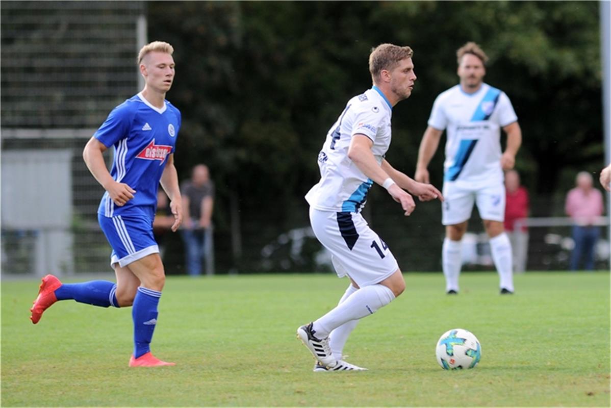 Lukas Buck (FSV 08 Bissingen #14) gegen Lars Jaeger (VfL Sindelfingen #10)  Fuss...