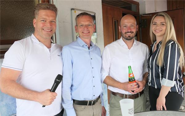 Lukas Haderlein (Zweiter von rechts) und Daniel Rudolph (Zweiter von links) mit den Moderatoren Inga Speziale und Wolfgang Siwik. GB-Foto: Gokeler