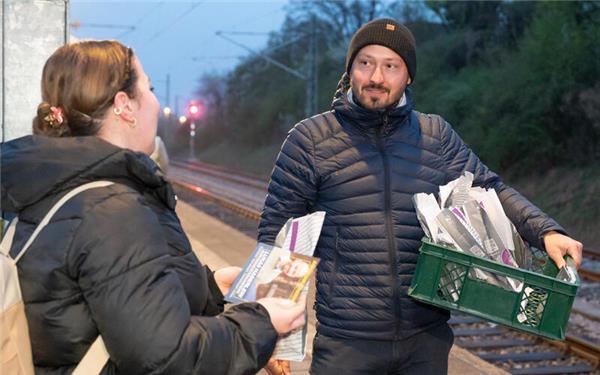 Lukas Haderlein im Wahlkampf. Er verteilt Brezeln und Flyer an Zugpendler.GB-Foto: Vecsey
