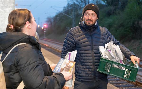 Lukas Haderlein im Wahlkampf. Er verteilt Brezeln und Flyer an Zugpendler. GB-Foto: Vecsey
