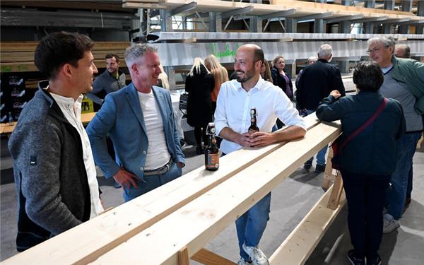 Lukas Haderlein (im weißen Hemd) bat bei Holzbau Flack zu einem weiteren Wahlkampftermin. GB-Foto: Holom