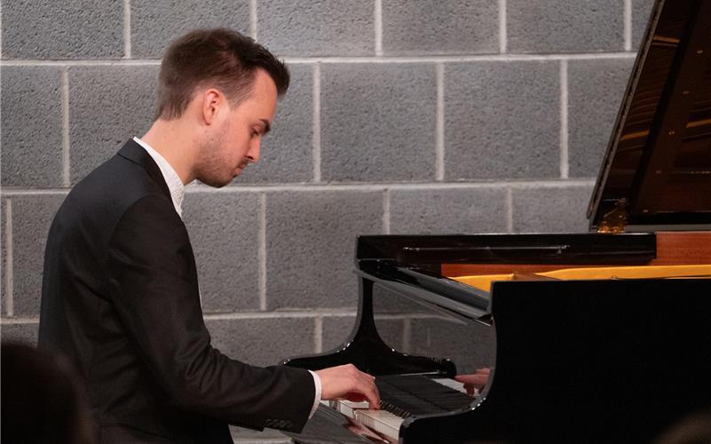 Lukas Saalfrank, Dozent der Musikschule, spielt alles auswendig. GB-Foto: Vecsey